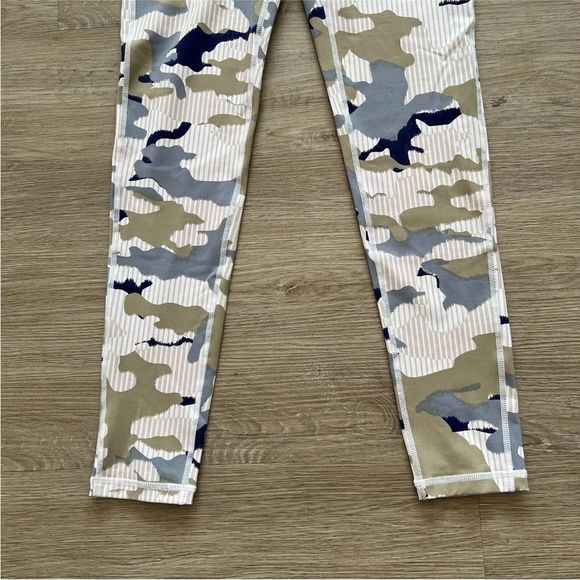Mono B Cropped Camo Leggings Activewear Green Blue Camouflage Stretch Size Small - Picture 3 of 5